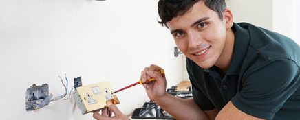 become a construction electrician
